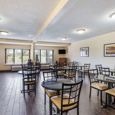 Quality Inn & Suites Lawrence - University Area מראה חיצוני תמונה