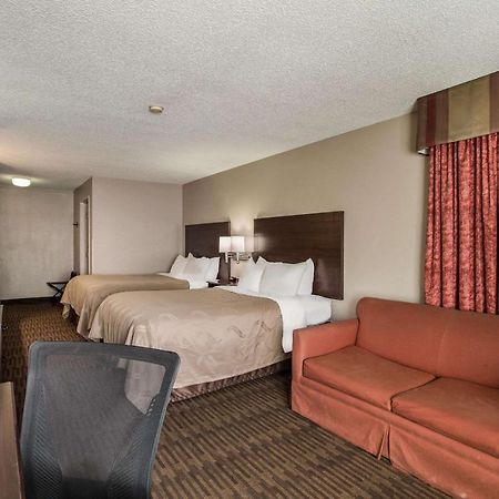 Quality Inn & Suites Lawrence - University Area מראה חיצוני תמונה