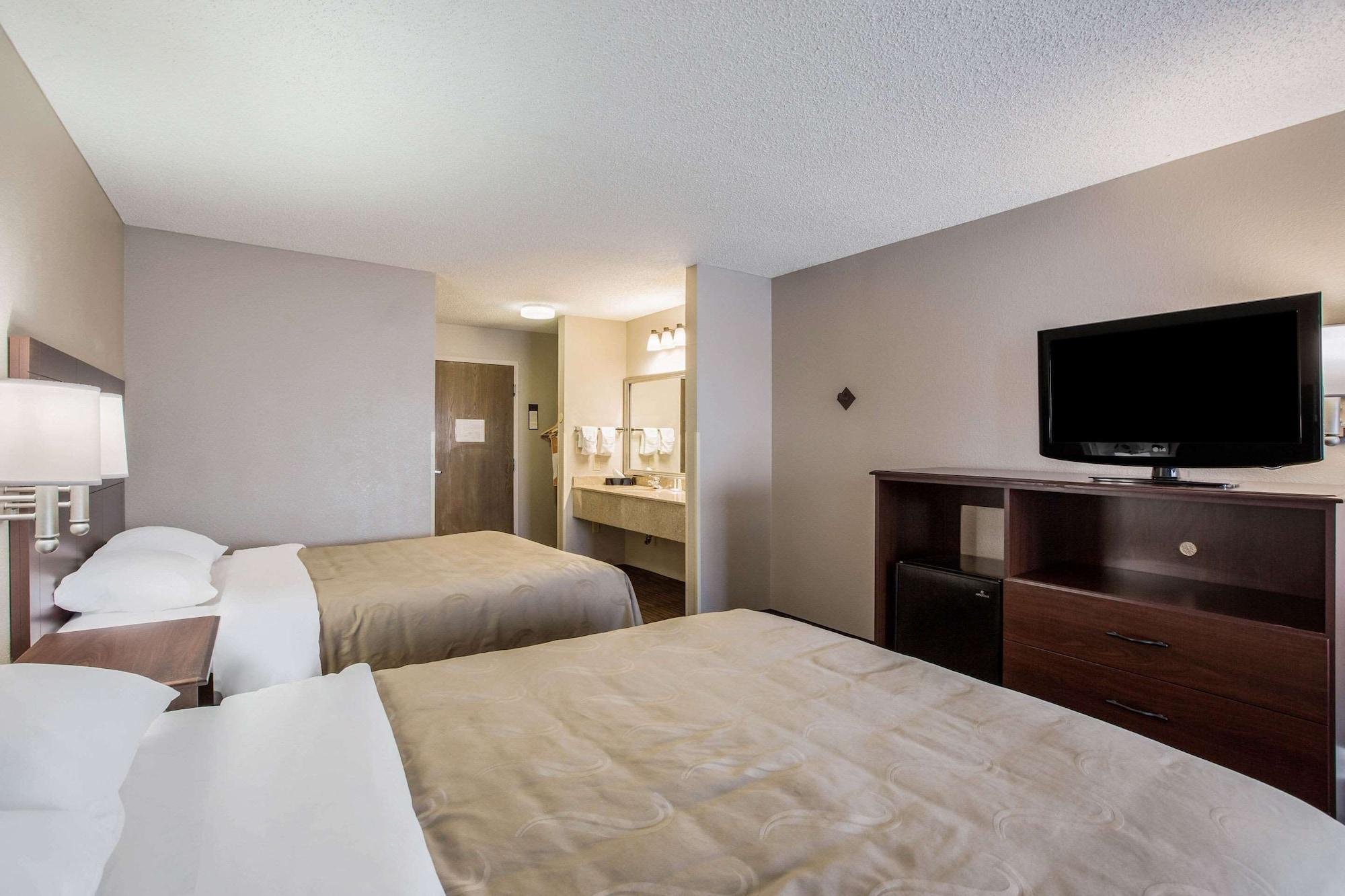 Quality Inn & Suites Lawrence - University Area מראה חיצוני תמונה