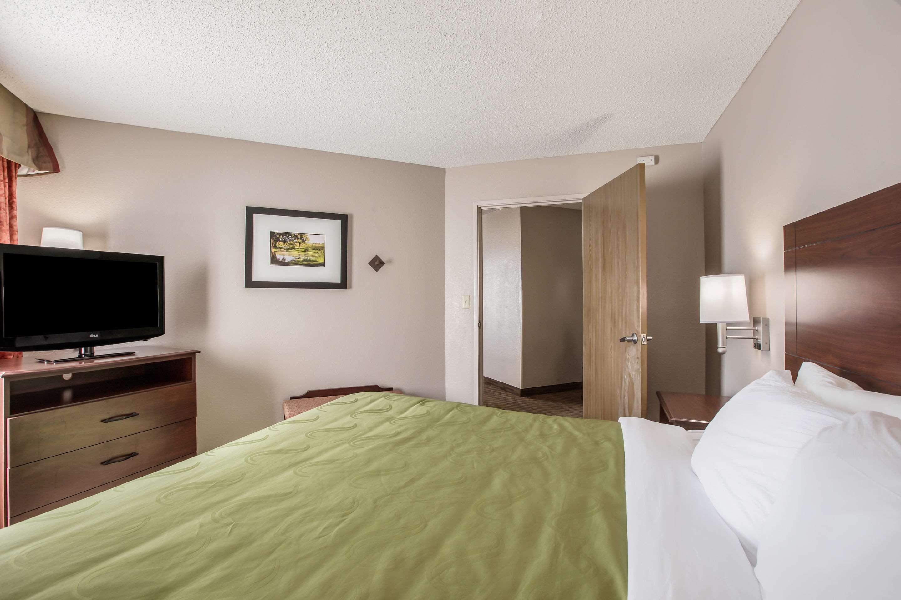 Quality Inn & Suites Lawrence - University Area מראה חיצוני תמונה