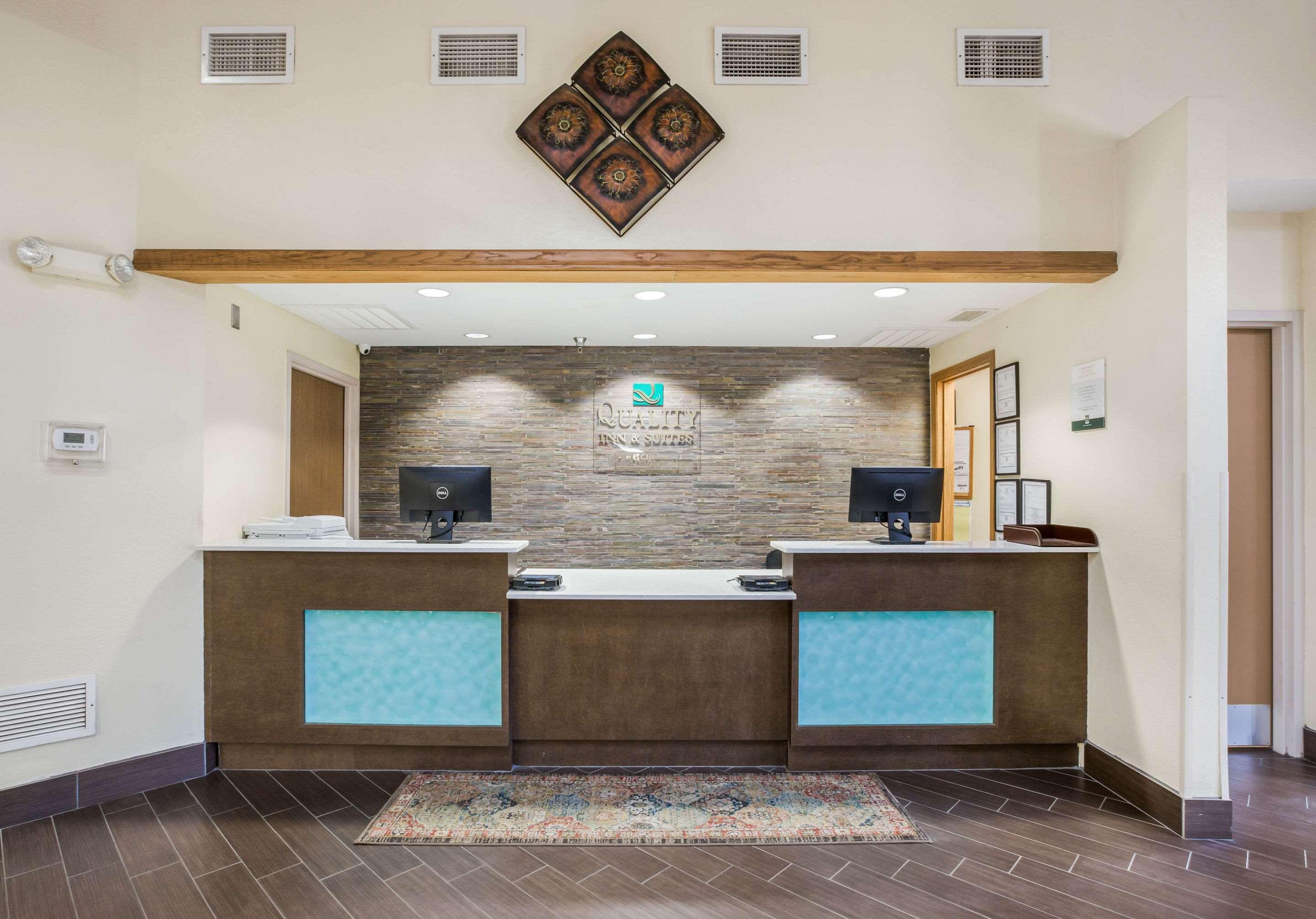 Quality Inn & Suites Lawrence - University Area מראה חיצוני תמונה