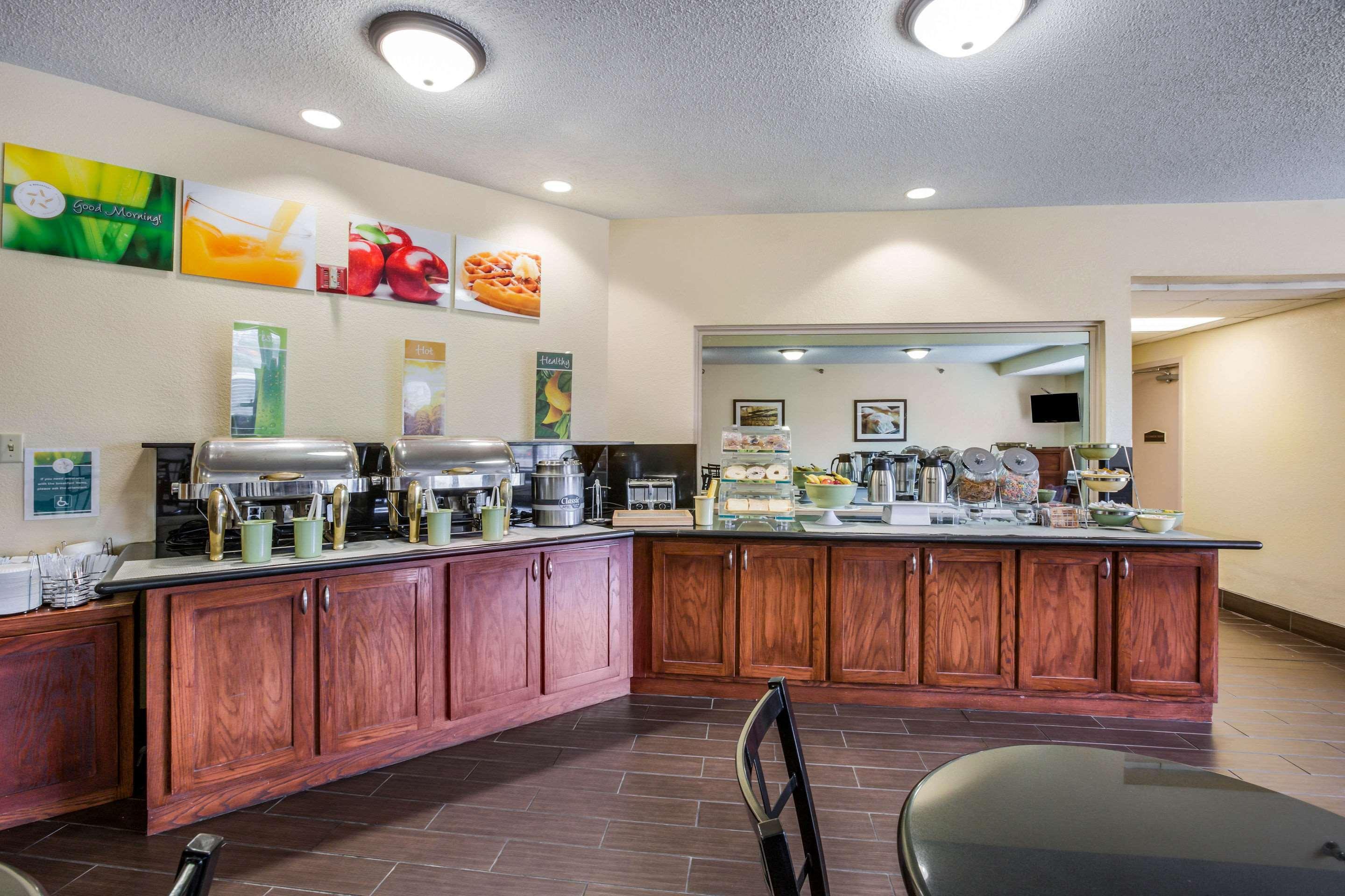 Quality Inn & Suites Lawrence - University Area מראה חיצוני תמונה