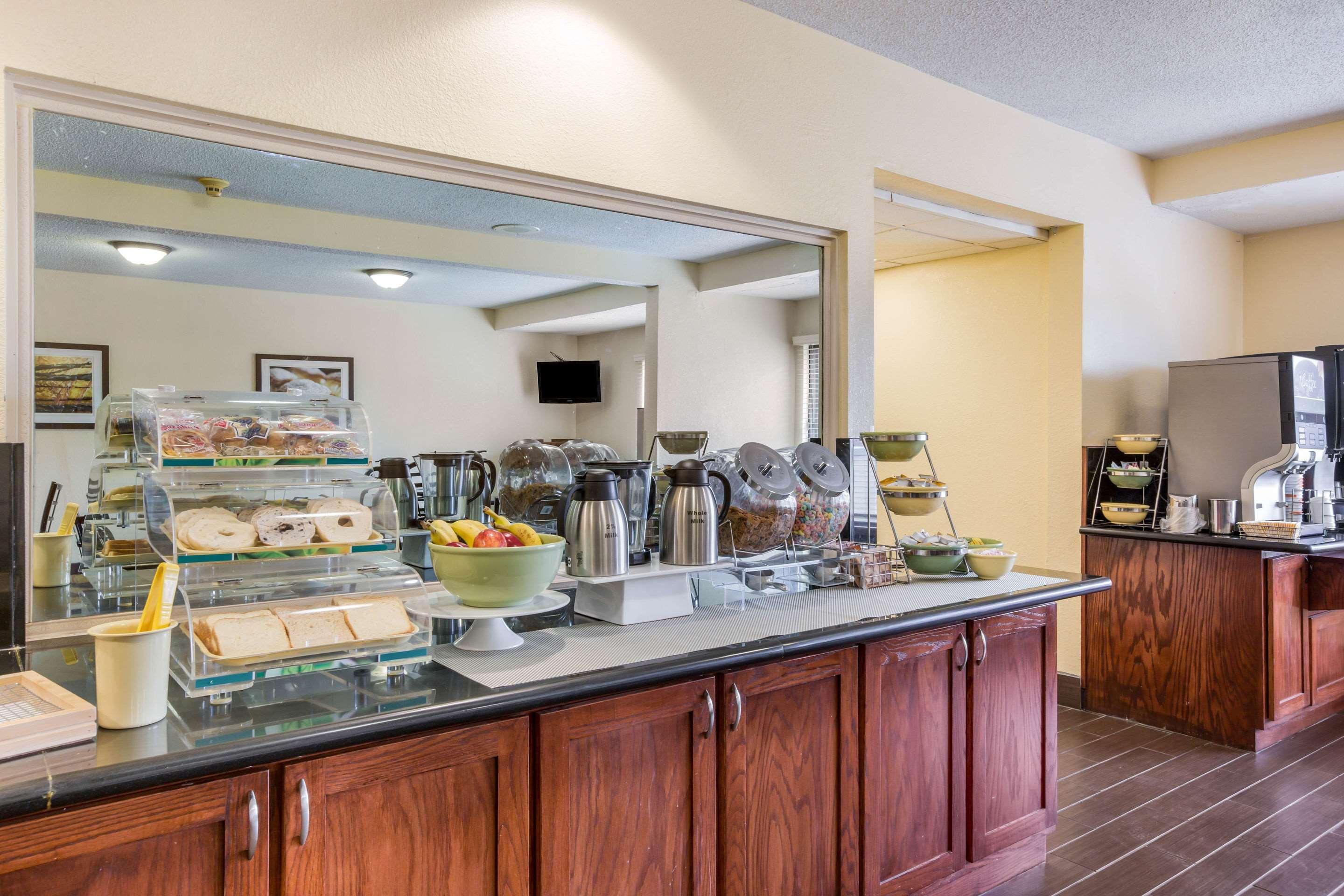 Quality Inn & Suites Lawrence - University Area מראה חיצוני תמונה