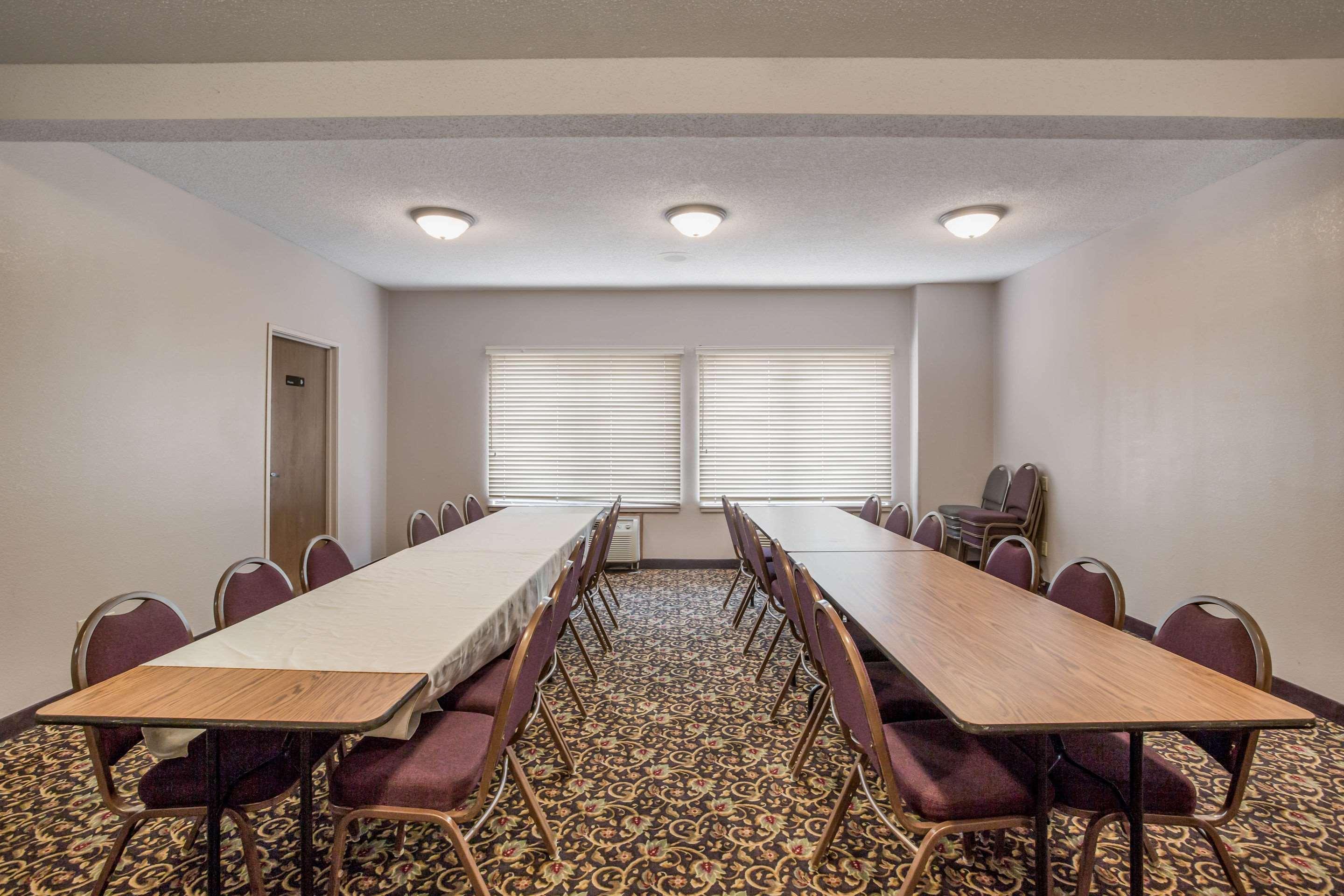 Quality Inn & Suites Lawrence - University Area מראה חיצוני תמונה