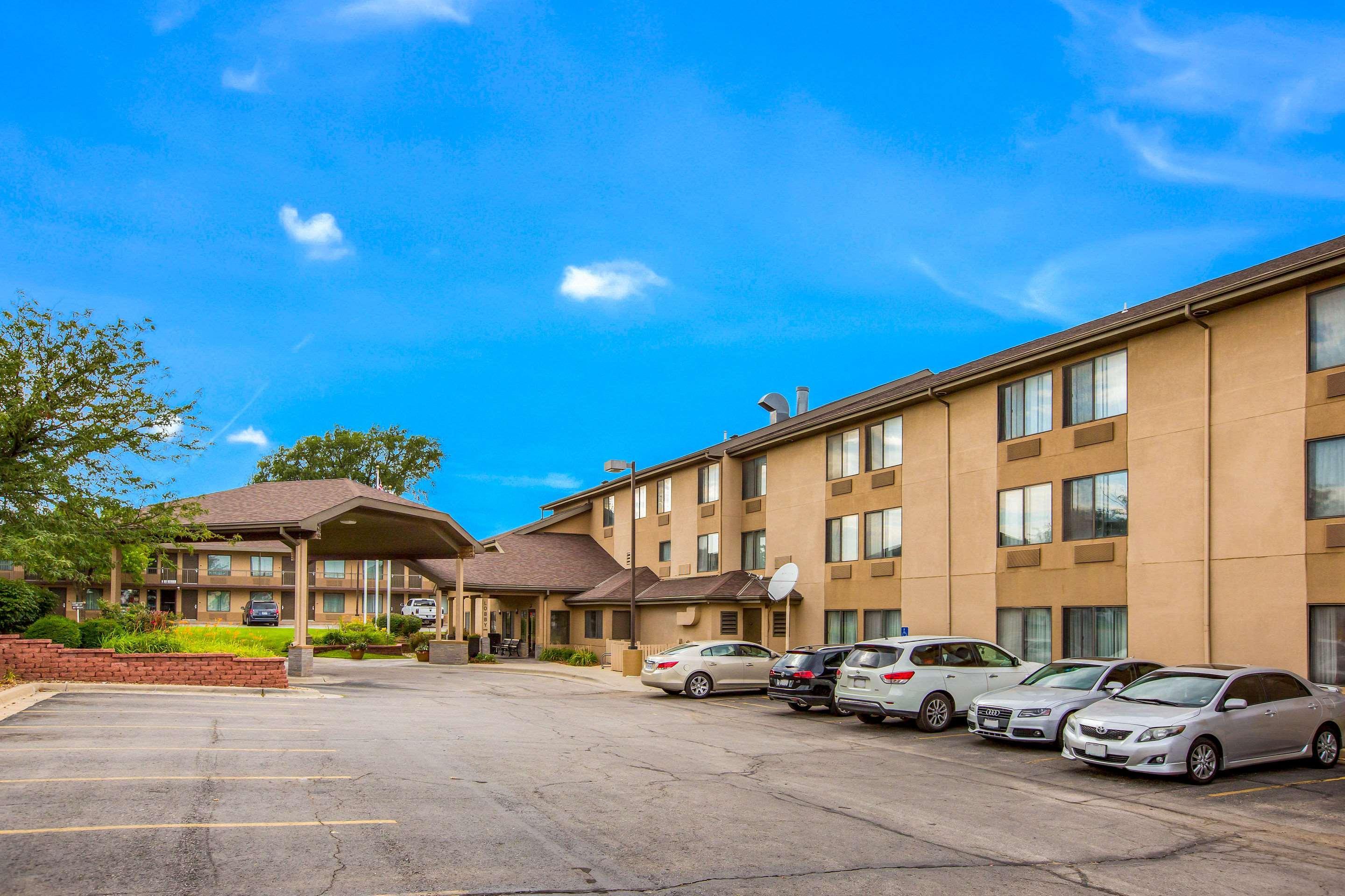 Quality Inn & Suites Lawrence - University Area מראה חיצוני תמונה