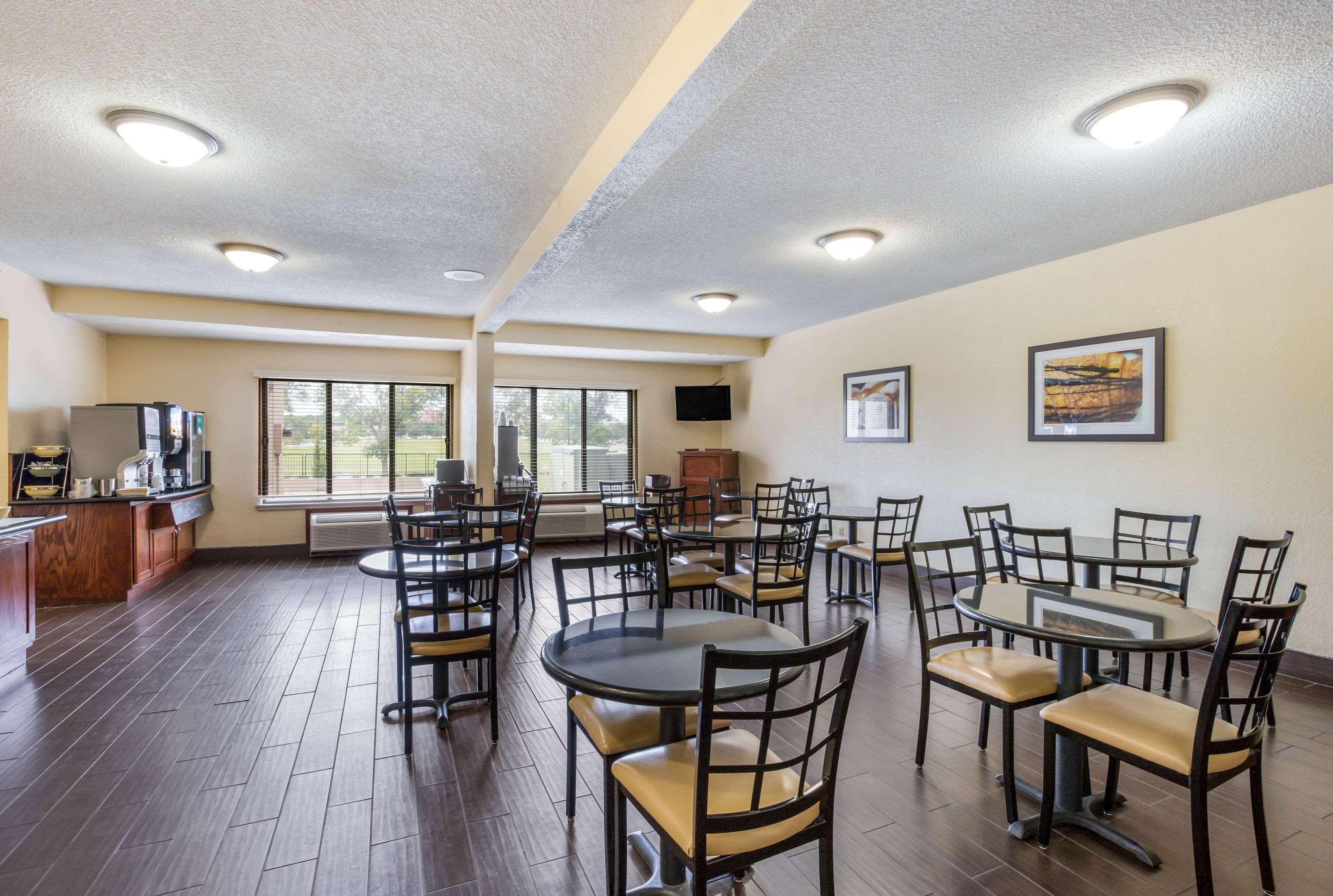 Quality Inn & Suites Lawrence - University Area מראה חיצוני תמונה