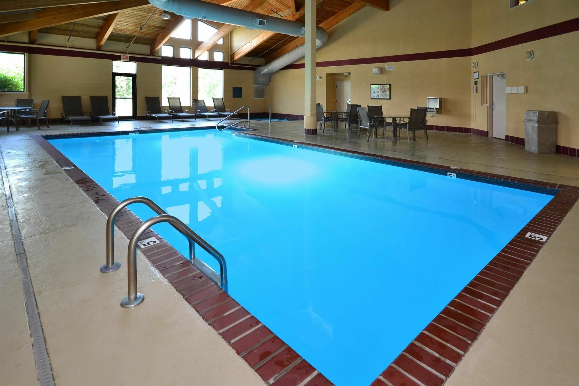 Quality Inn & Suites Lawrence - University Area מראה חיצוני תמונה