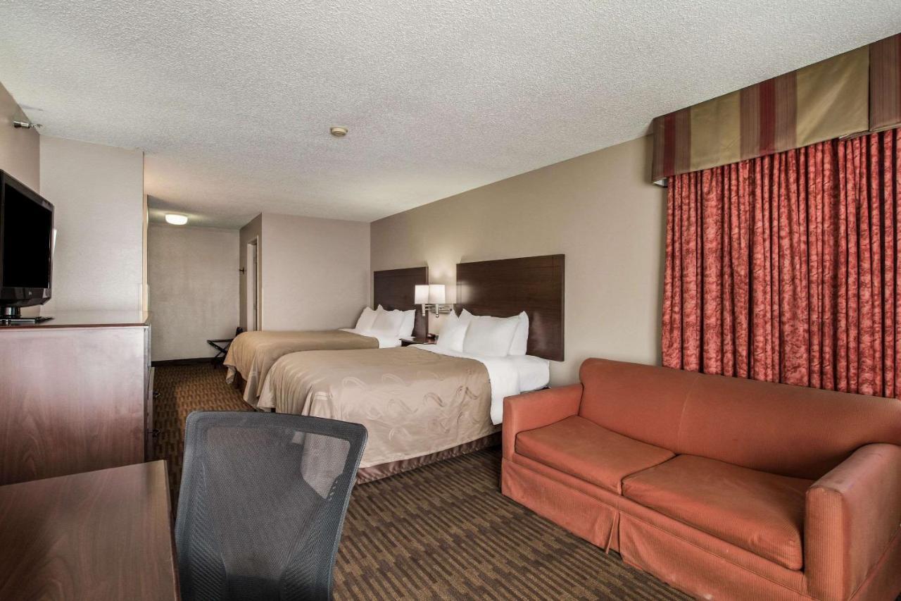 Quality Inn & Suites Lawrence - University Area מראה חיצוני תמונה